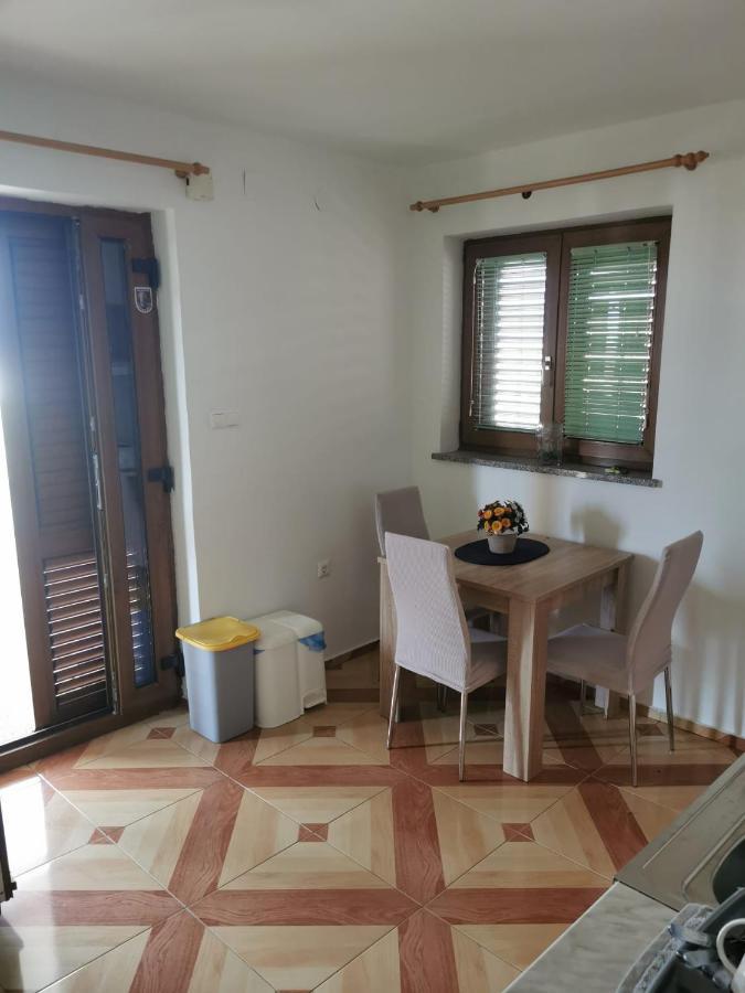 Guarda la vita Njivice Exterior foto