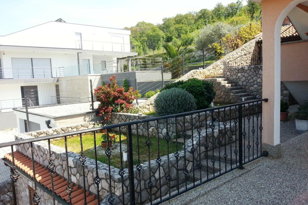 Guarda la vita Njivice Exterior foto
